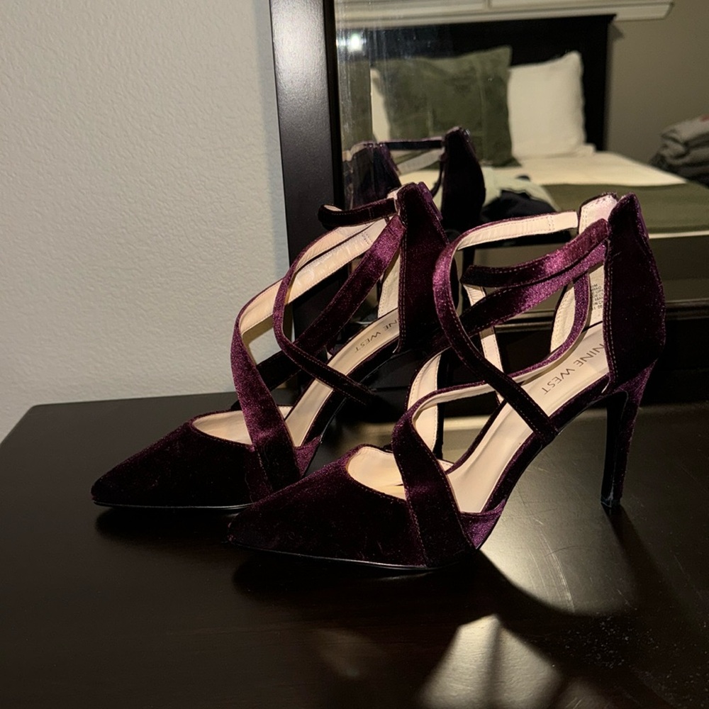 Plum Purple Cross Strap Zipper Velvet Nine West Pumps ~4 Inch Heel Size 8.5